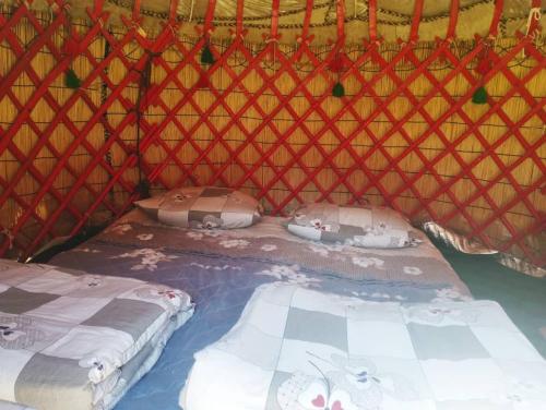 Ένα ή περισσότερα κρεβάτια σε δωμάτιο στο Karakol gorge yurt camp