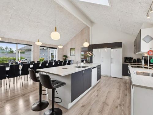 Dapur atau dapur kecil di Luxury Retreat by Hostrup Beach - By Traum Ferienwohnungen