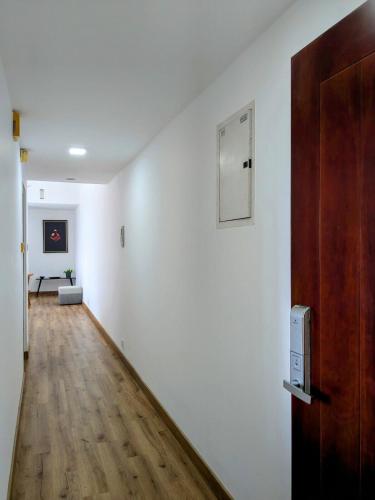Μια τηλεόραση ή/και κέντρο ψυχαγωγίας στο 3 Bedroom Apartment in Colombo 05, Pool, Gym, Rooftop
