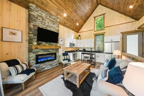 Χώρος καθιστικού στο Cottage Cove Oasis - Lakefront with Hot Tub