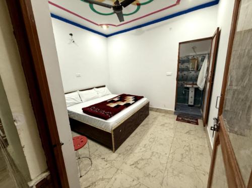 a room with a bed and a ceiling with a mirror at maa kalishila home stay in Ukhimath