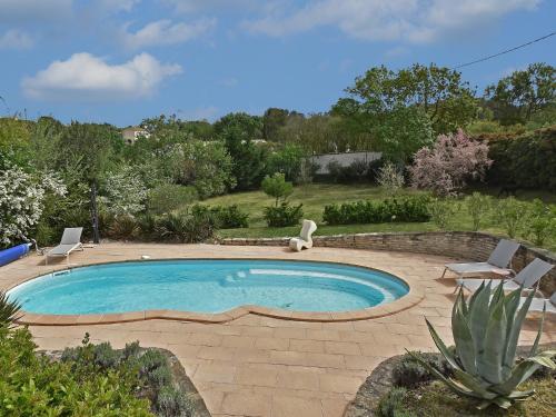 MalveにあるVilla in Malves near Carcassonne Poolの芝生の椅子2脚が備わる庭のスイミングプール