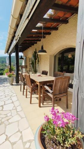 Balkoni atau teres di Les Hauts de Cabanoule Générargues