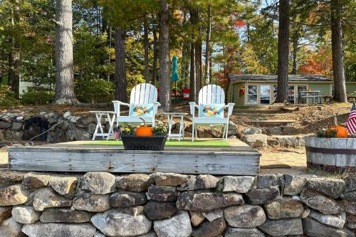 Κήπος έξω από το Pet-Friendly Waterfront Cottage On-Site Bunkhouse