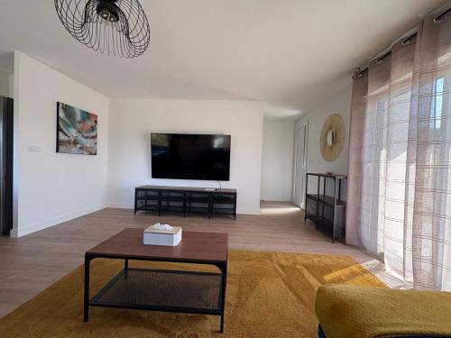Le luxe au pied du pilat - 6 voyageursにあるテレビまたはエンターテインメントセンター