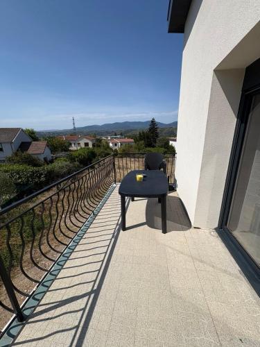 Saint-Clair-du-RhôneにあるLe luxe au pied du pilat - 6 voyageursのテーブルと椅子が備わるバルコニー