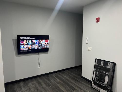 TV a/nebo společenská místnost v ubytování 1368 Central Ave APT#1