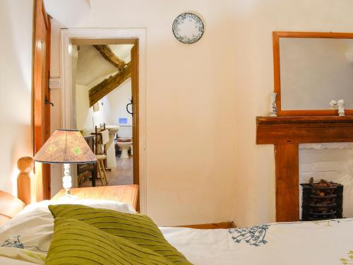 Una cama o camas en una habitación de Hen Hafod
