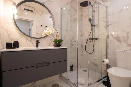 Un baño con ducha, lavabo y espejo. en Sea la Vie by LovelyStay, en Matosinhos
