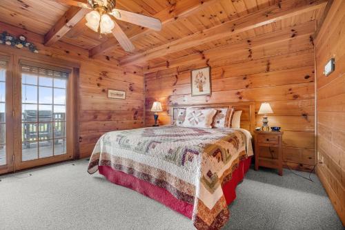 Postel nebo postele na pokoji v ubytování Eagles View Lodge by American Patriot Getaways