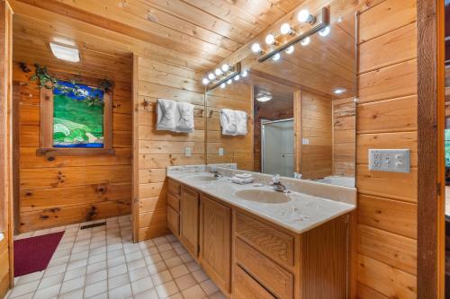 Koupelna v ubytování Eagles View Lodge by American Patriot Getaways