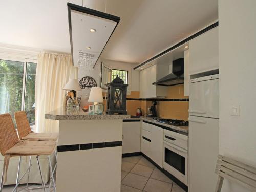Holiday Home in Fréjus with Pool & Tennis