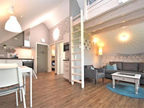 Ferienhaus in Obernburg am Ederseeにあるシーティングエリア