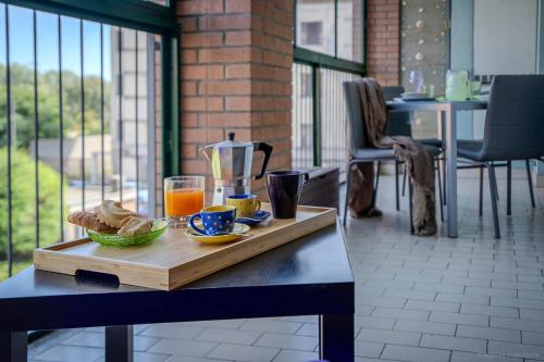 a tray of food and orange juice on a table at 5 minuti da Linate, Deluxe vicino al centro in Milan