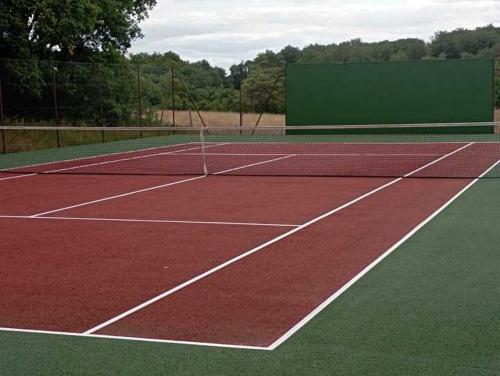 a tennis court with a net on top of it at Hob La Truffière in Gignac