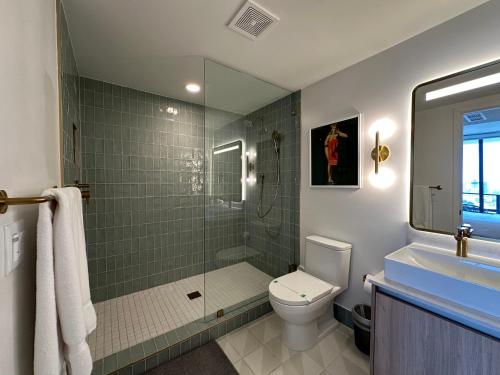 un bagno con doccia, WC e lavandino di Modern 2BR-2BA in Downtown a Miami