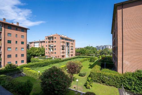 a garden in the middle of a city with buildings at 5 minuti da Linate, Deluxe vicino al centro in Milan