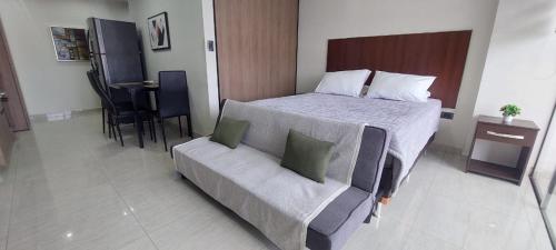 a bedroom with a bed and a couch in it at 2G Acogedor monoambiente BRICKELL in Santa Cruz de la Sierra