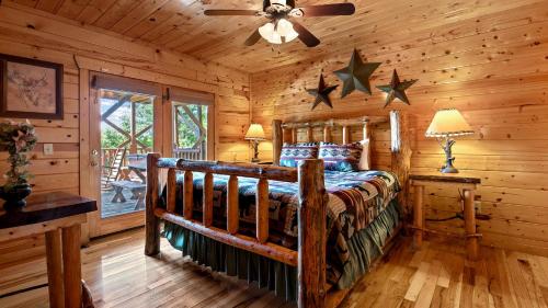 En eller flere senge i et værelse på Elk Ridge Lodge by American Patriot Getaways