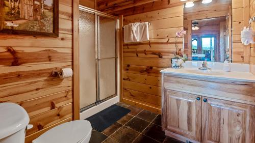 Et badeværelse på Elk Ridge Lodge by American Patriot Getaways