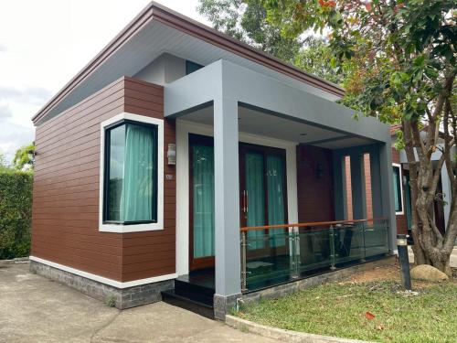 a small house with a balcony at Nutchana Hill Boutique Hotel in Ban Thung Ri