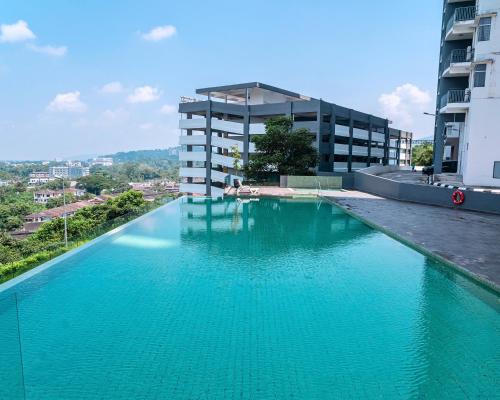 Bazén v ubytování Rainy Sanctuary Homestay With Netflix - 1 Parking nebo v jeho okolí