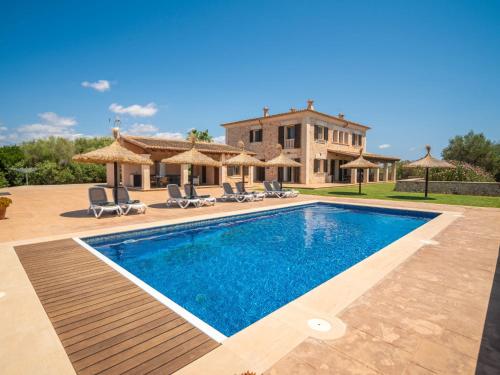 una piscina frente a una casa en Holiday Home Eva by Interhome, en Ses Salines