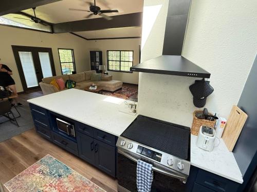 Una cocina o zona de cocina en Modern Mountainside Cabin