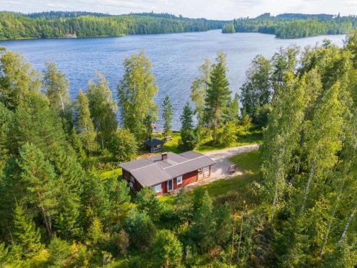 Vue aérienne d'une maison sur la rive d'un lac dans l'établissement Holiday Home Lassinmaja by Interhome, à Hara