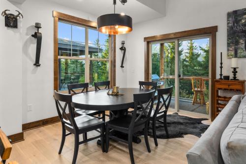 a dining room with a table and chairs at Prospector Pines Treetop Escape in Suncadia- Fairway View, BBQ, Outdoor Fireplace, Smart TVs, Hi-speed Wi-Fi in Cle Elum