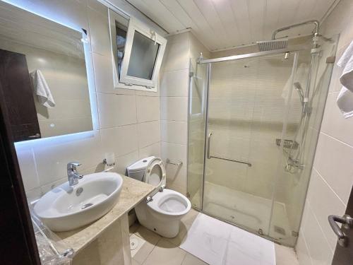 Ένα μπάνιο στο 3 Bedroom Serviced Apartment in Banana Island Road Ikoyi