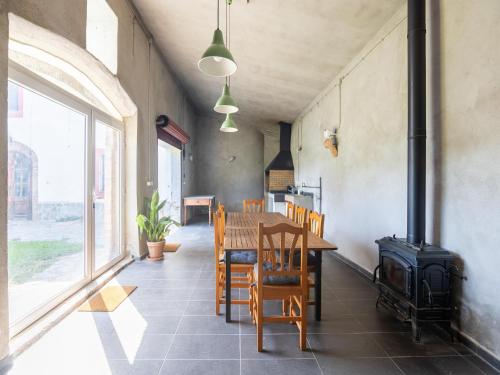 Dapur atau dapur kecil di Mansion in St Martí with Vineyards & Garden