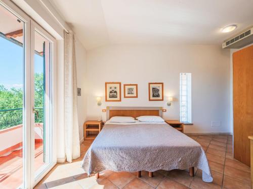 Postel nebo postele na pokoji v ubytování Apartment La Rocca-2 by Interhome