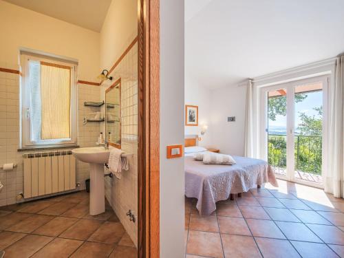 Postel nebo postele na pokoji v ubytování Apartment La Rocca-2 by Interhome