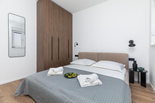 Penthouse Andro, Omis