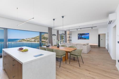 Penthouse Andro, Omis