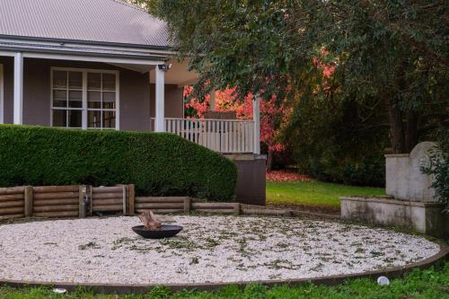 Wayside Zenhill Retreat Bowral Event & Farmにある庭