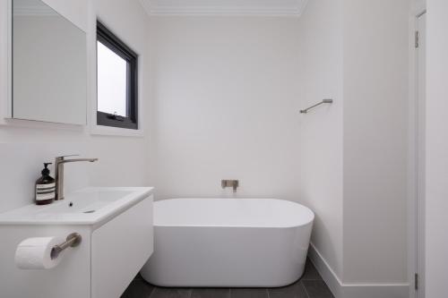 Wayside Zenhill Retreat Bowral Event & Farmにあるバスルーム
