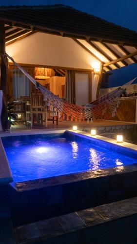 La Punta de los RemediosにあるPrimaluna Romanticaの- 大型スイミングプール(夜間の青い水)