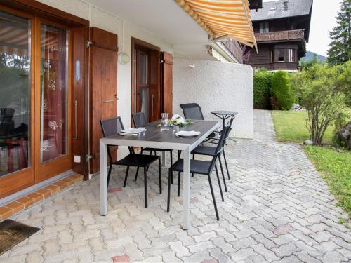 Jardín al aire libre en Apartment Chantebrise A2 by Interhome