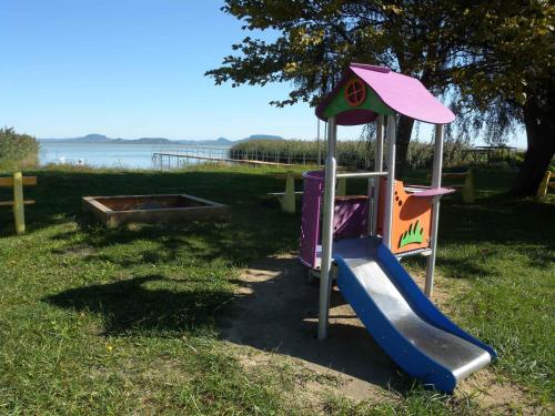 バラトンケレストゥールにあるApartments in Balatonkeresztur 37924の芝生滑り台付遊び場