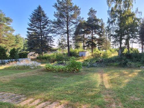 une cour avec des arbres et un champ d'herbe dans l'établissement Holiday Home Kalamiehenkatu 6 by Interhome, à Kemi