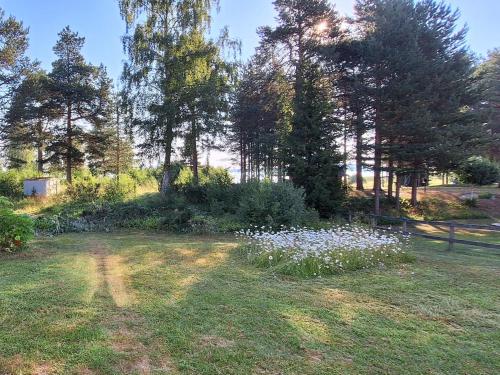 un jardin avec des fleurs blanches dans l'herbe dans l'établissement Holiday Home Kalamiehenkatu 6 by Interhome, à Kemi