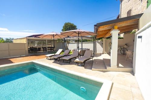 Kolam renang di atau dekat dengan House Dominik-with pool and jacuzzi near Rovinj