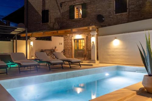 Kolam renang di atau dekat dengan House Dominik-with pool and jacuzzi near Rovinj