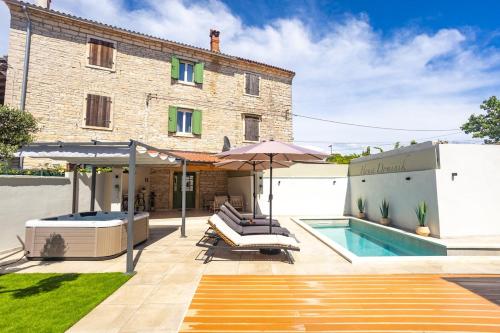 Kolam renang di atau dekat dengan House Dominik-with pool and jacuzzi near Rovinj