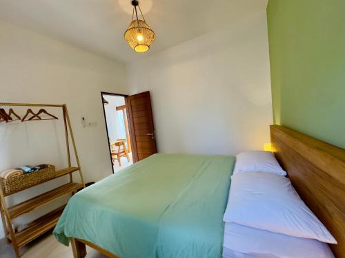 Ένα ή περισσότερα κρεβάτια σε δωμάτιο στο Lily House Cozy 2 bedrooms Villa with Pool in Bukit