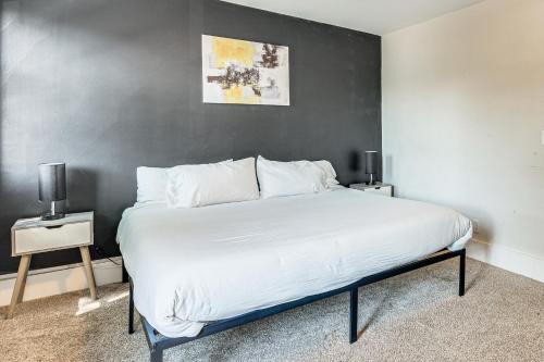 Katil atau katil-katil dalam bilik di 1 Block to Main Street Dtwn Stroudsburg Townhome!