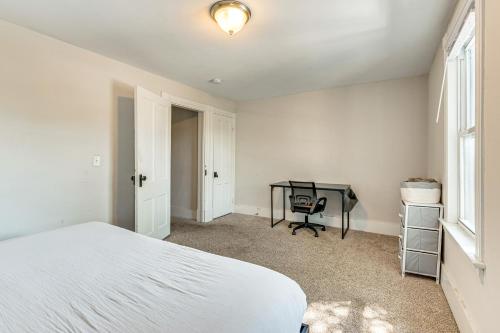 Katil atau katil-katil dalam bilik di 1 Block to Main Street Dtwn Stroudsburg Townhome!