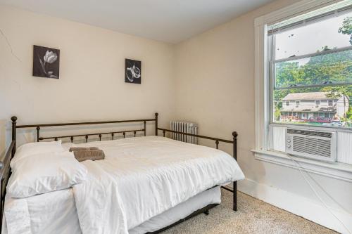 a bedroom with a bed and a window at Stay and Play in Dtwn Stroudsburg Updated Townhouse in Stroudsburg